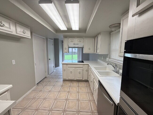 Building Photo - Spacious 4-Bedroom Yukon Home Full of Char...