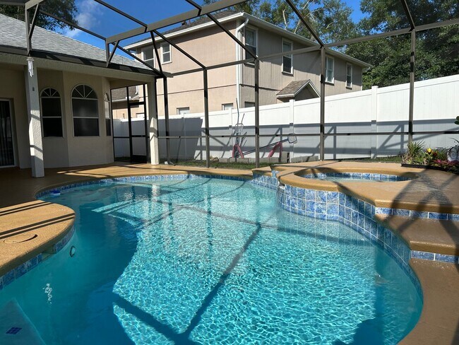 Building Photo - Pool Home
