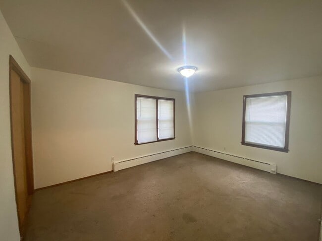 Building Photo - Spacious 3 bedroom, 1 bath duplex located in South Moorhead.