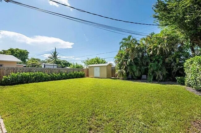 Building Photo - 842 SW 12th Ct