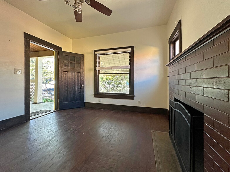 Lots of Light in Living Room - 515 S 5th Ave