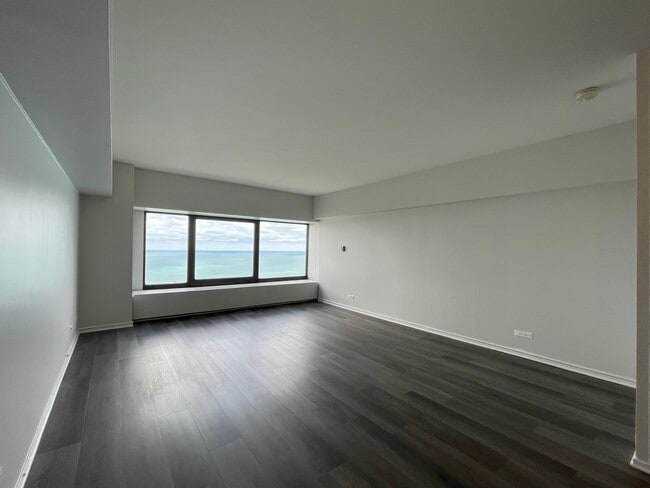 Building Photo - 175 E Delaware Pl