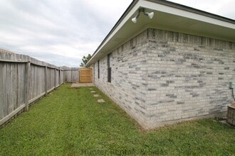 Building Photo - Daybreak Duplex!