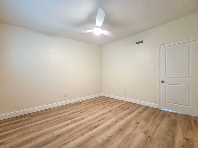 Building Photo - Beautifully Renovated 3/2 in Madison Park