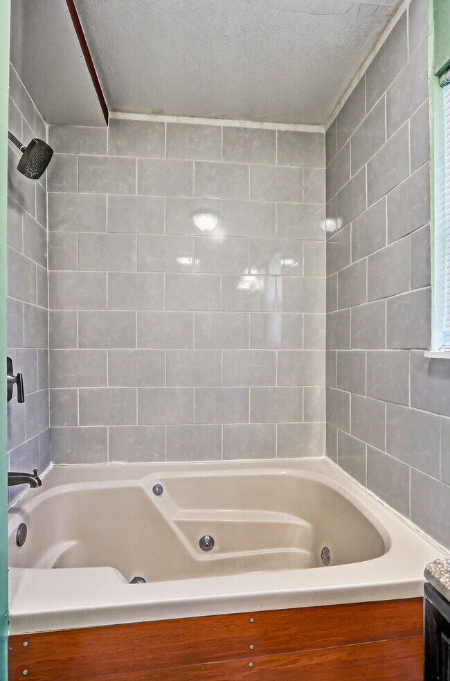 Building Photo - 3-Bedroom Home on Wedgewood Drive fully landscaped