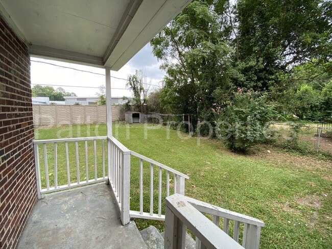 Building Photo - English Heights