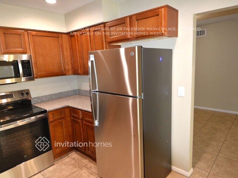 Building Photo - 2609 W Charter Oak Rd