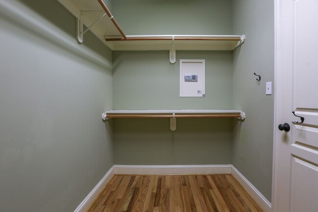 Building Photo - Gorgeous Three Bedroom Home!