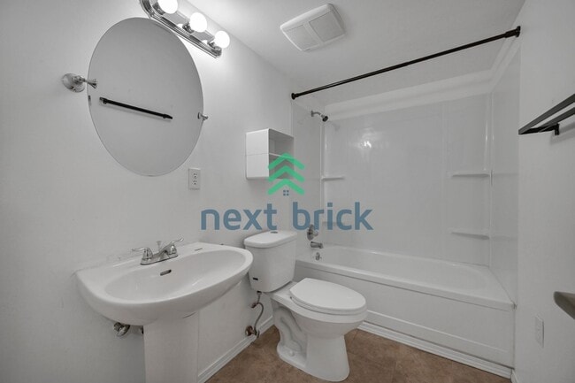 Building Photo - Welcome to this beautifully located 4-bedroom, 2-bath