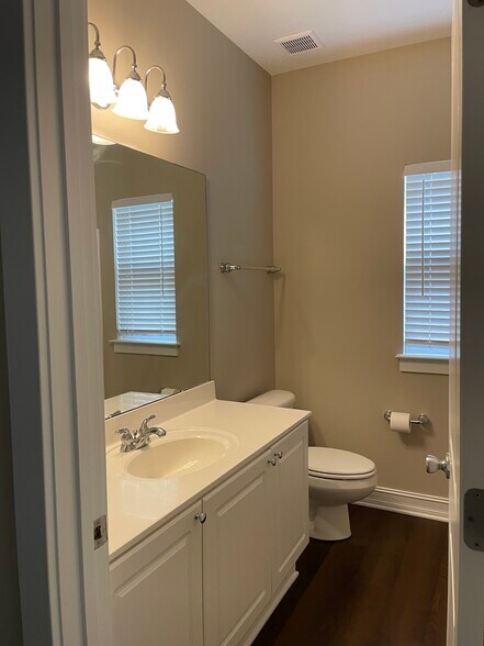 2nd bath - 8813 Castle Cliff Dr
