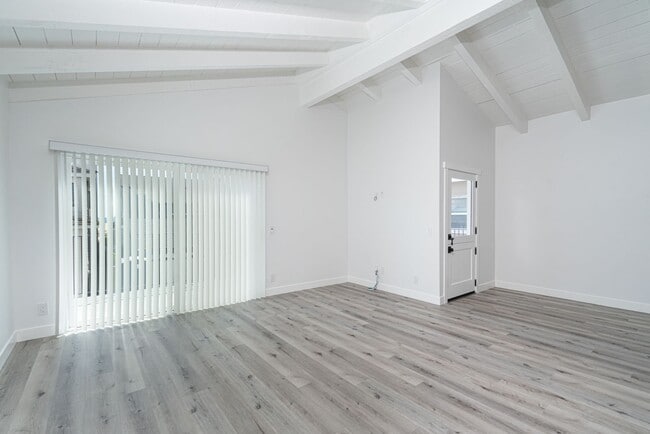 Building Photo - 905 W Balboa Blvd