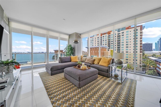 Building Photo - 2020 N Bayshore Dr