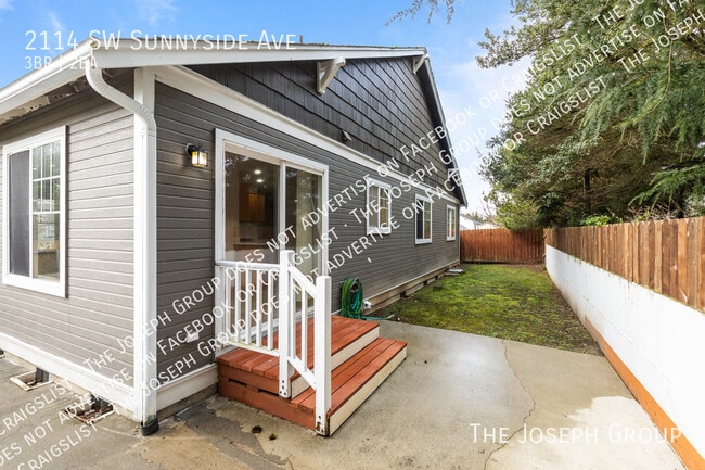 Building Photo - 2114 SW Sunnyside Ave