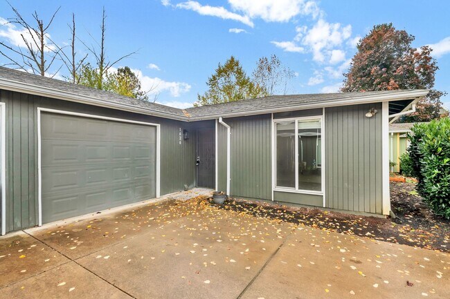 Building Photo - 1628-1628 Madras St SE