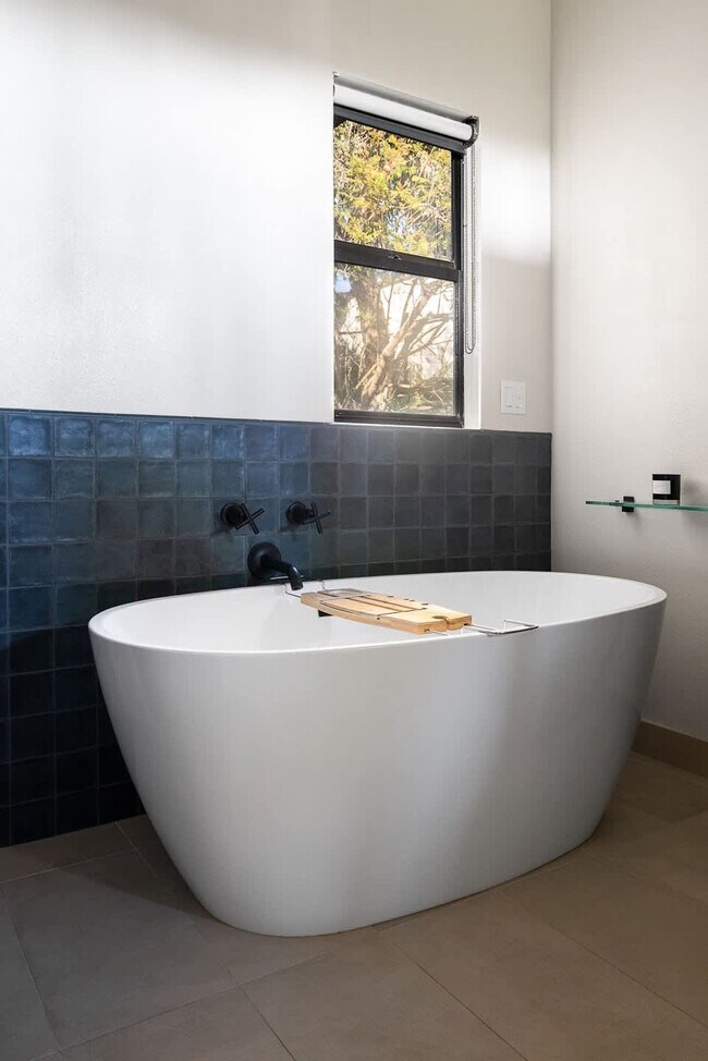 Building Photo - 3929 Paso Del Lagos