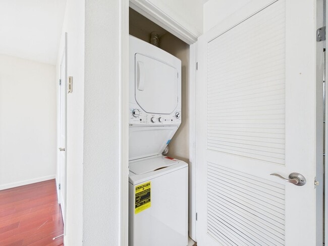 Building Photo - Kimberly Place Condo 1 bed 1 bath . In uni...