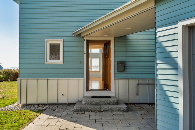 Building Photo - 1 Shoreline Dr