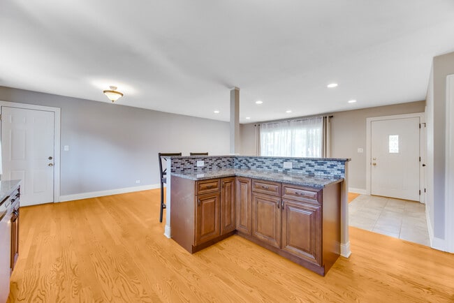 Building Photo - 879 E Holly Way