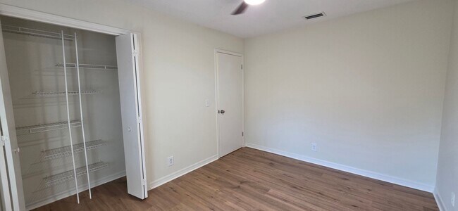 Building Photo - Large 4 Bedroom Located in Arlington!