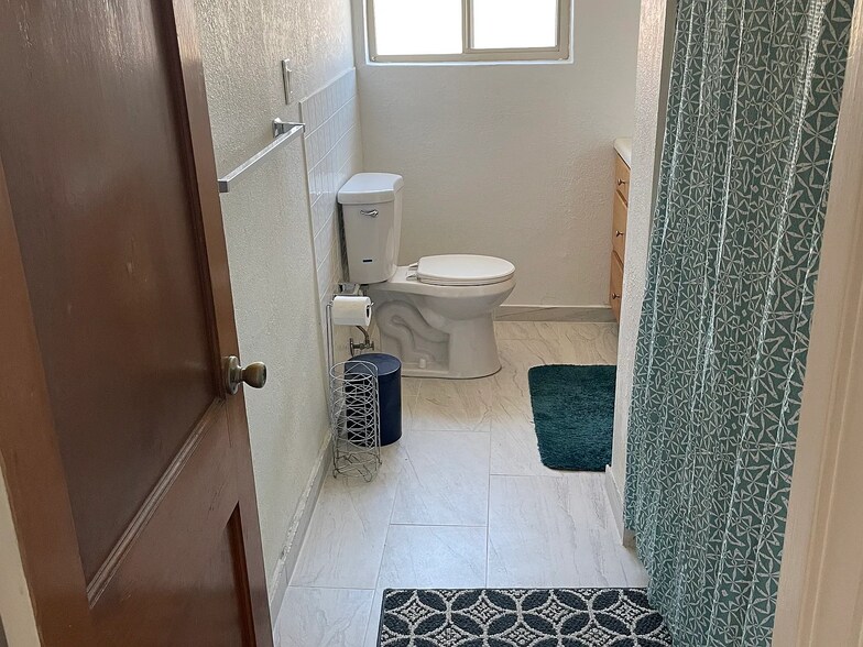 Building Photo - 902 E Prince Rd