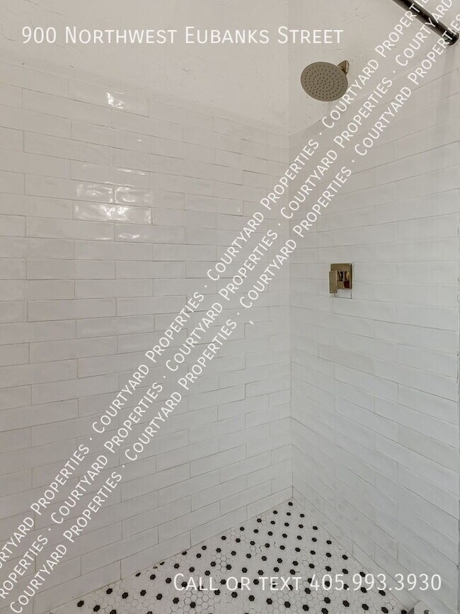 Building Photo - 900 NW Eubanks St