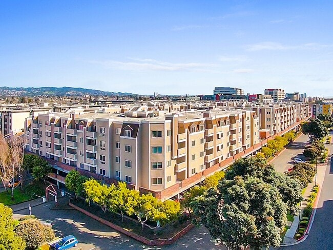 Building Photo - Remodled 1 bedroom 1 bath condo includes washer & dryer, water/garbage/parking!