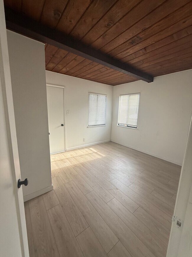 Building Photo - Easy Freeway access