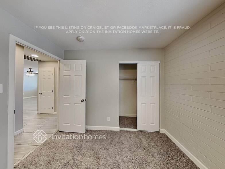 Building Photo - 422 E Papago Dr
