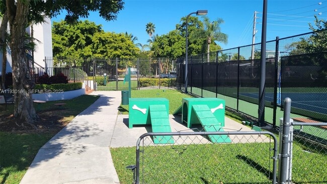 Building Photo - 1000 Venetian Way