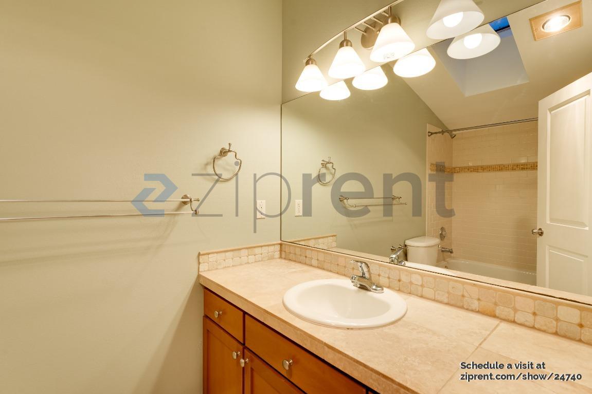 Building Photo - 9506 Interlake Ave N