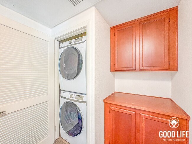 Building Photo - SD: Cozy 2BD/2BA Condo in Grantville with Fireplace, Balcony & W/D