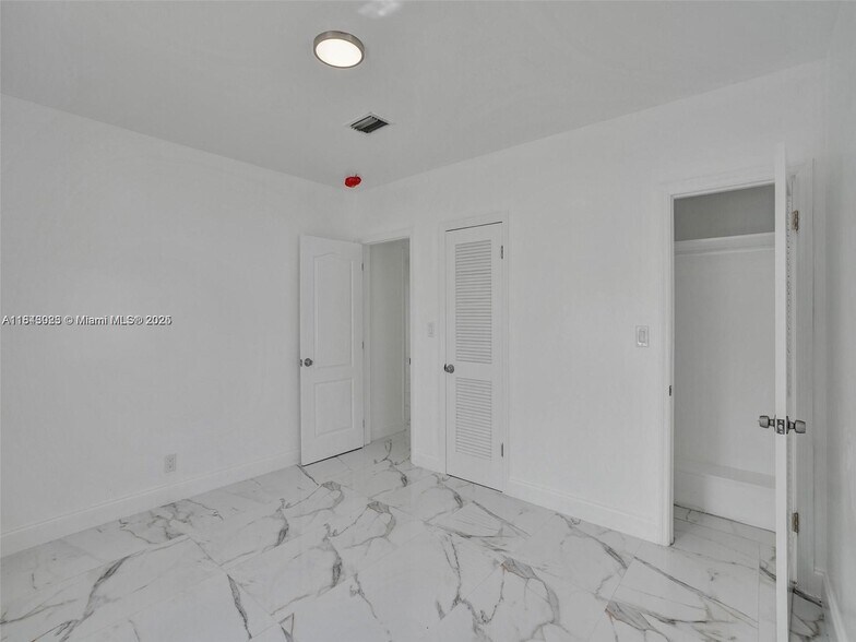 Building Photo - 11011 NE 9th Ct