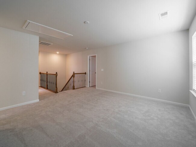 Building Photo - Very New 5 Bedroom 3 full baths in Steele Creek