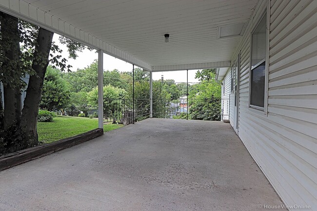 Building Photo - House Close To Campus!