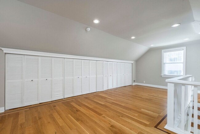 Building Photo - 2144 Lakeside Dr
