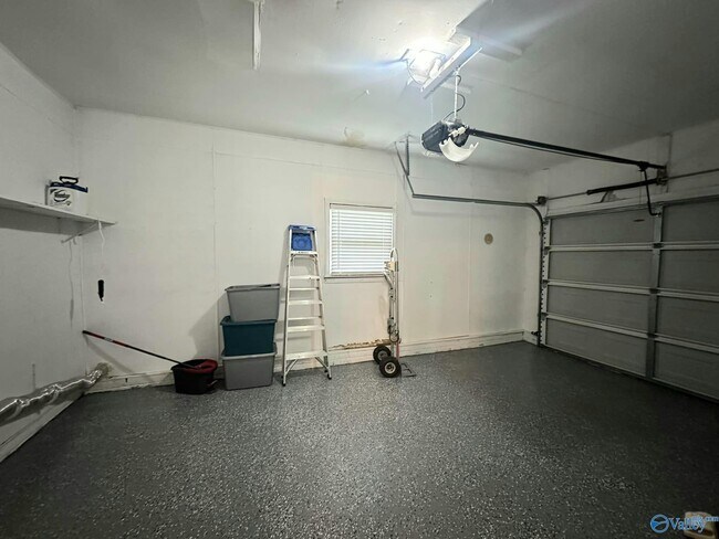 Building Photo - 2209 Viscount Dr NW
