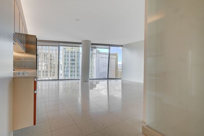 Building Photo - Veer Towers 1412E-Strip Views from this Corner 1Bd Residence