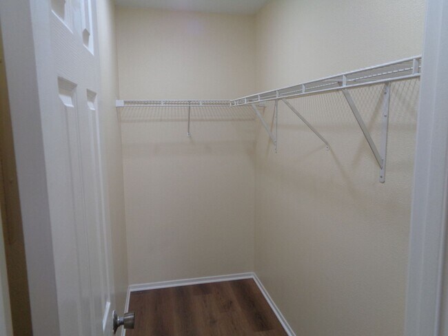 Building Photo - 2 Story 2 Bedroom Condo in the Willow Creek Condo Complex