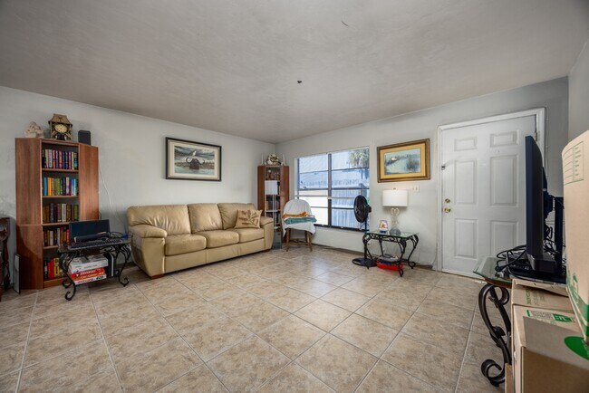 Building Photo - 2321 SW 31st Pl
