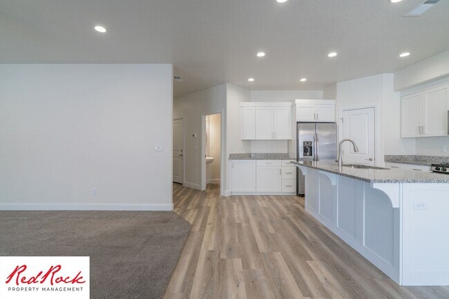 Building Photo - Modern Townhome in Desirable Hurricane Hei...