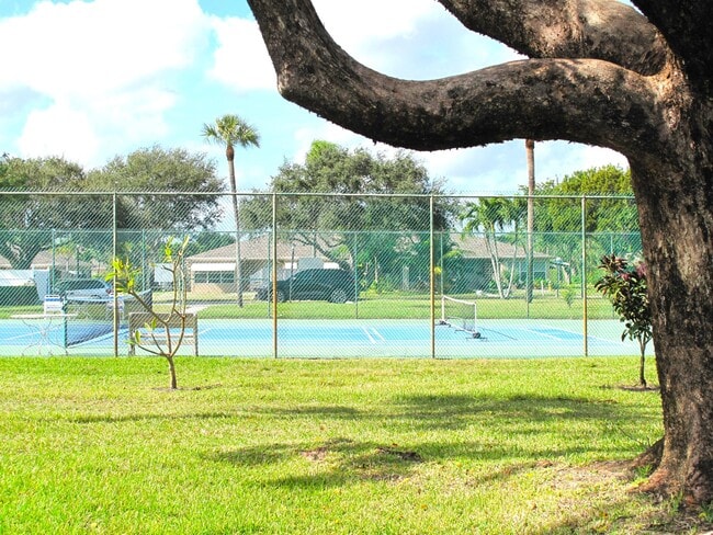 Building Photo - 1102 North Dr