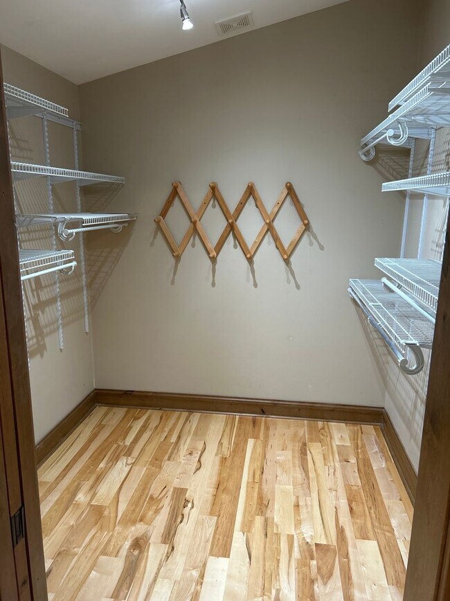 Building Photo - 205 N Bozeman Ave