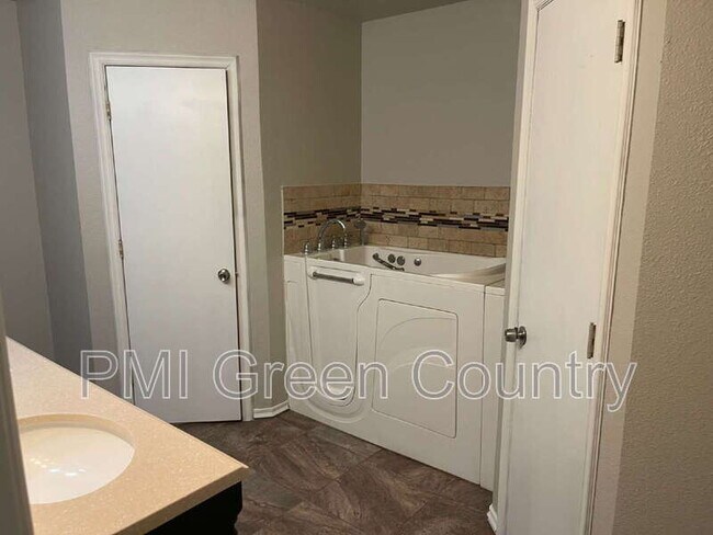 Building Photo - 4443 W Princeton Pl