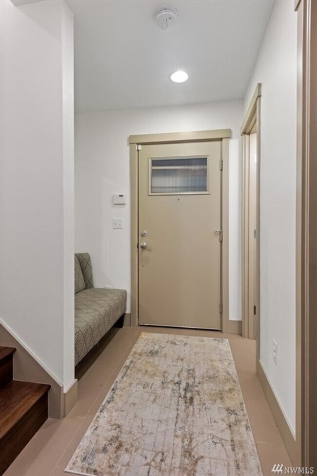 Building Photo - 2Bd/1.75Ba Seattle Townhouse
