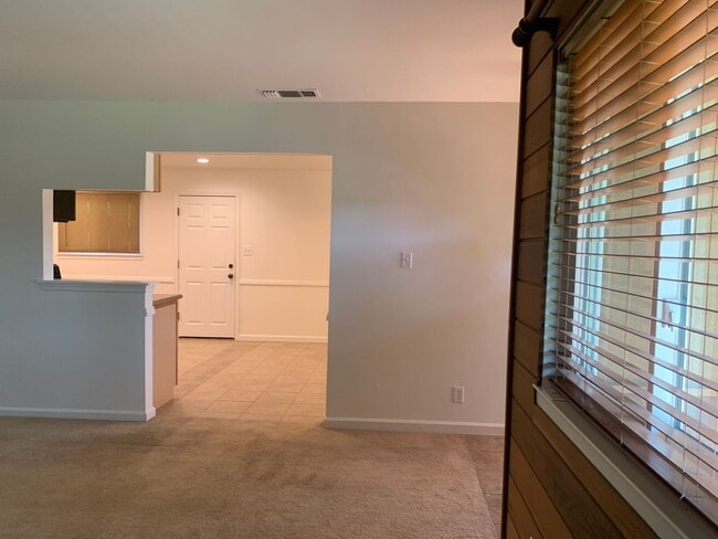 Building Photo - 3 bedroom 2 bath home with HUGE yard in Orangevale