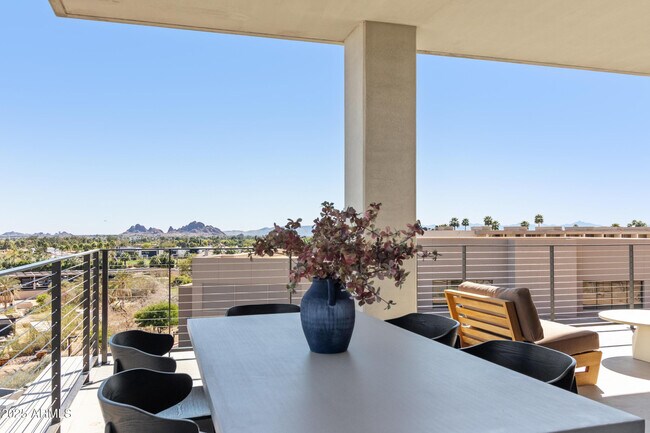 Building Photo - 5000 N Camelback Rdg Dr