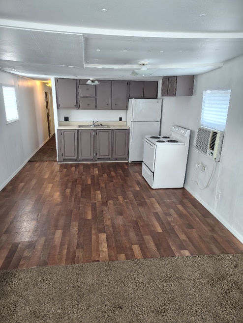 Building Photo - 210 SE Camelot Loop