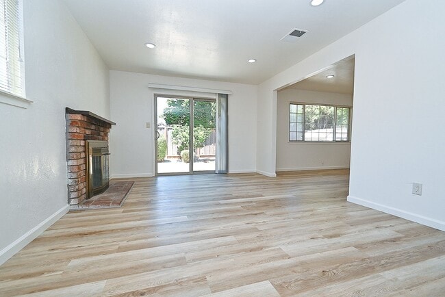 Building Photo - $3790 - 3BR - GORGEOUS REMODELED HOME IN N...