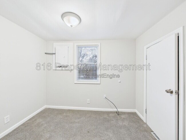 Building Photo - 126 S Village Terrace