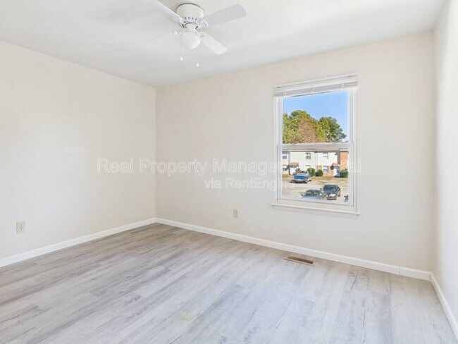 Building Photo - 1528 Darren Cir